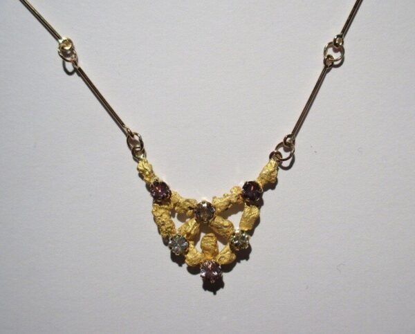 Berylli Ametisti ja kultahippu Riipus Alhonen Antaa