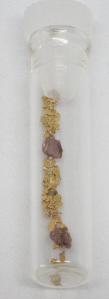 Kultahippuja noin 0.15g ja 2 Granaattia Lapin kultamailta