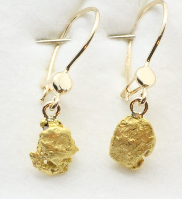 Korvakoruriipukset kultahippu noin 5x6mm Lemmenjokikoru