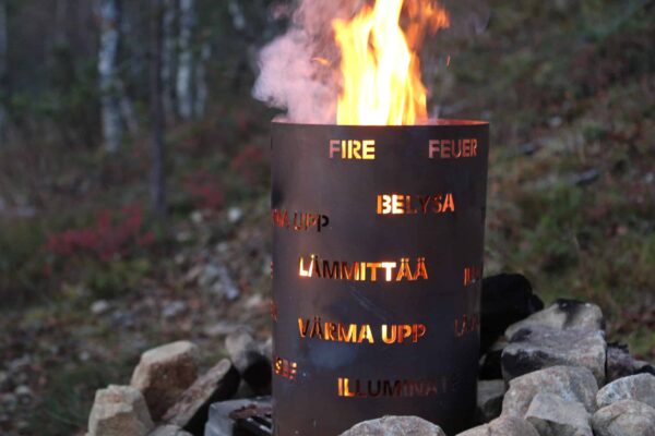 Tulisija ja nuotiokehys Nuotio lämmittää